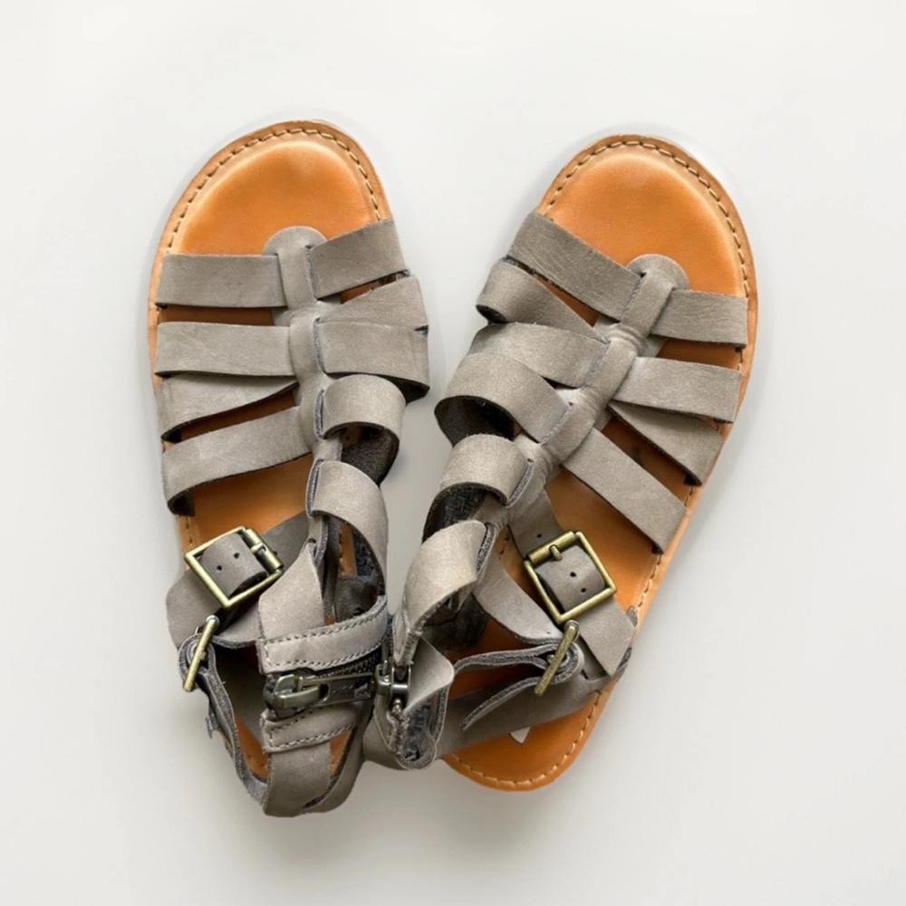 BP Britt Gladiator Sandals Taupe Leather Womens Size 6M Flat Strappy Sandal